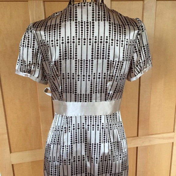 Guess Jeans short sleeve faux wrap Petite Small Dress cream & black color - Picture 6 of 8